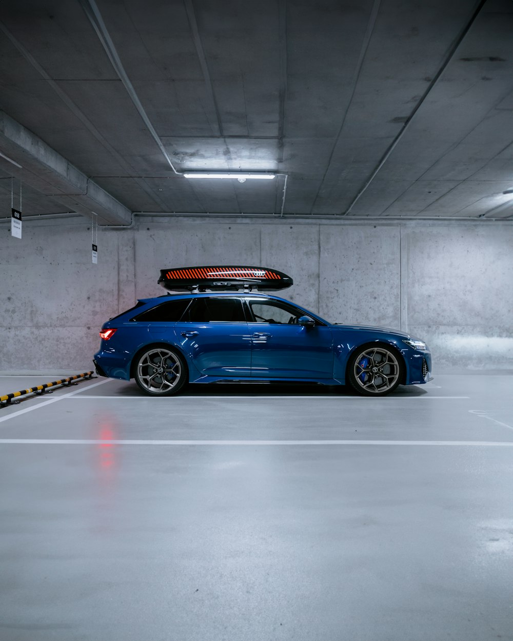 um carro azul estacionado em uma garagem