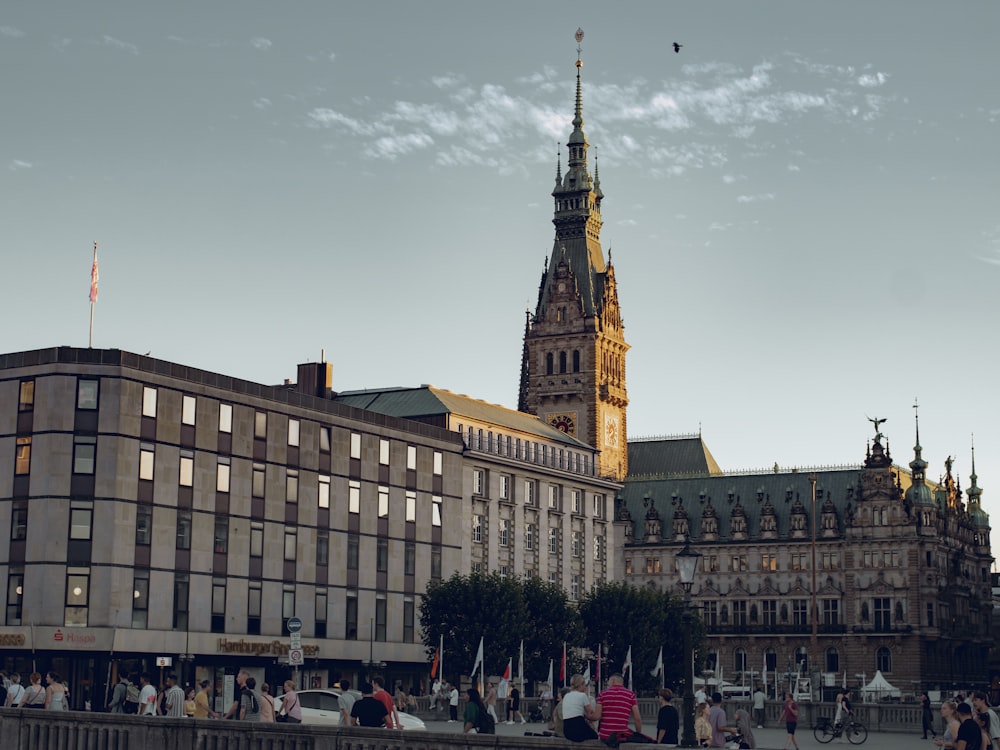 um grande edifício com uma torre do relógio no topo dele