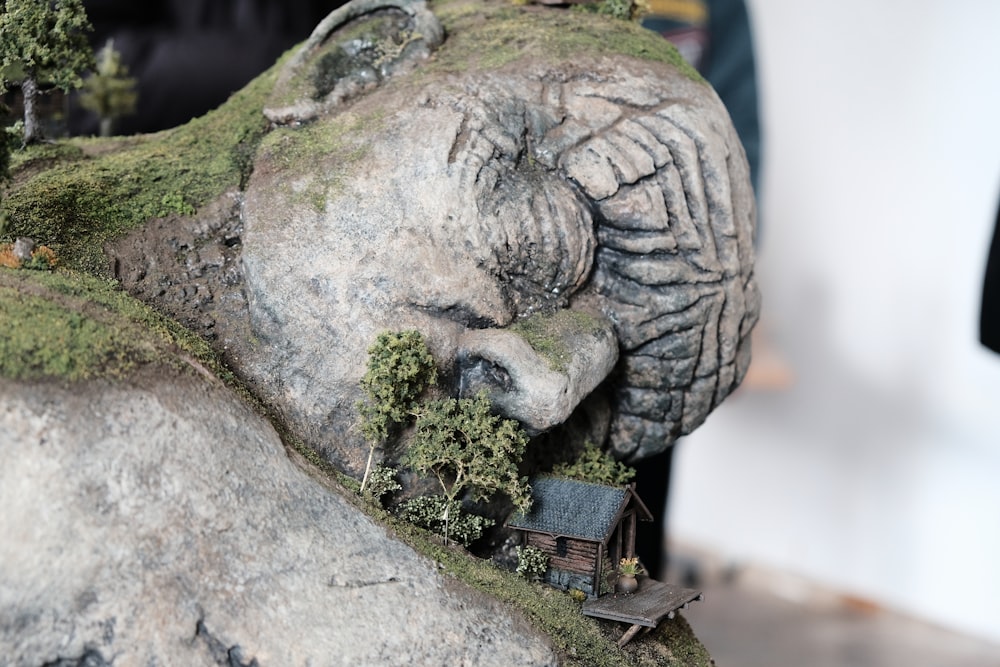 eine Statue eines Elefanten mit einem Haus im Rüssel