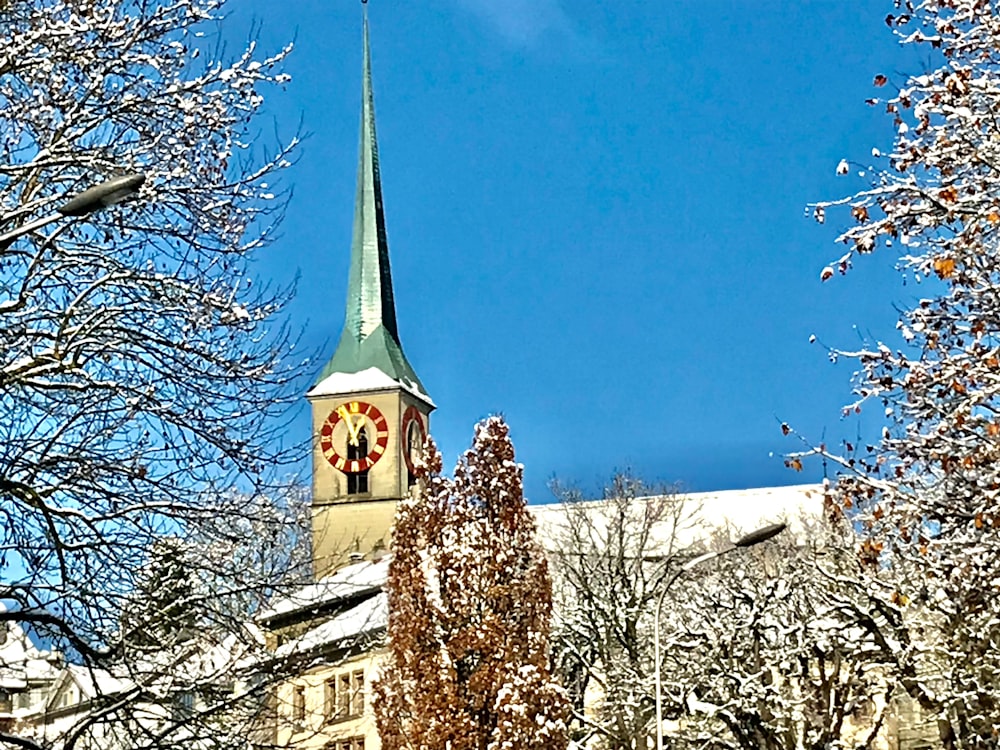 una chiesa con un campanile coperto di neve