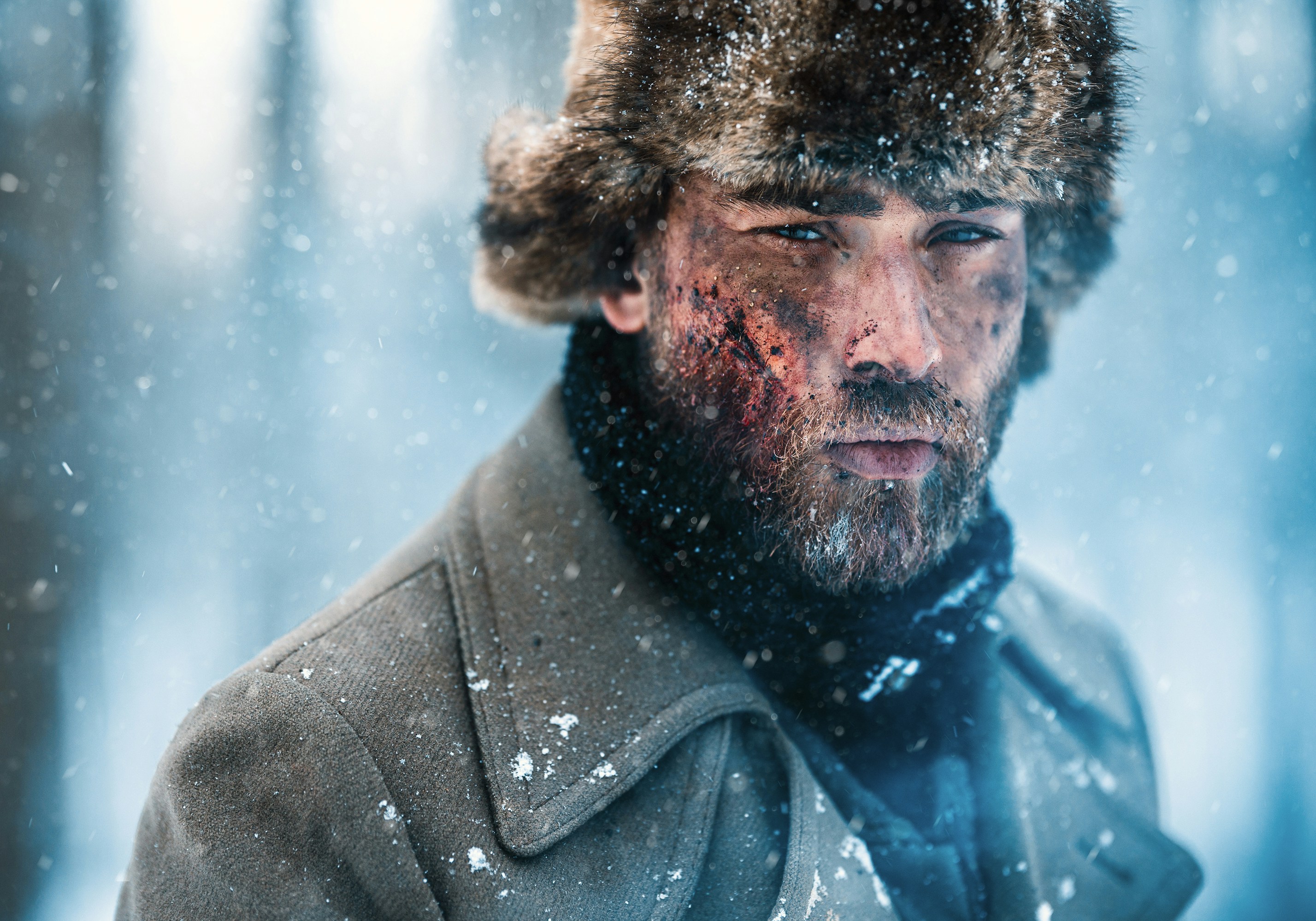 ein Mann mit einer Pelzmütze im Schnee
