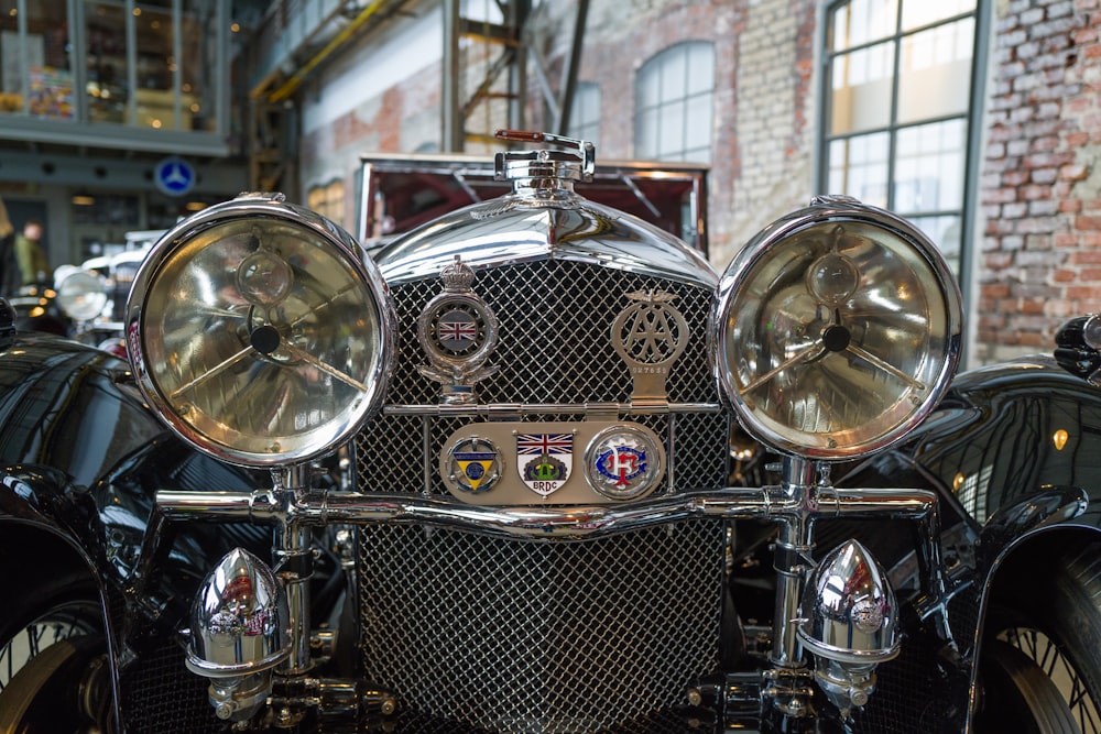 Se muestra la parte delantera de un coche antiguo