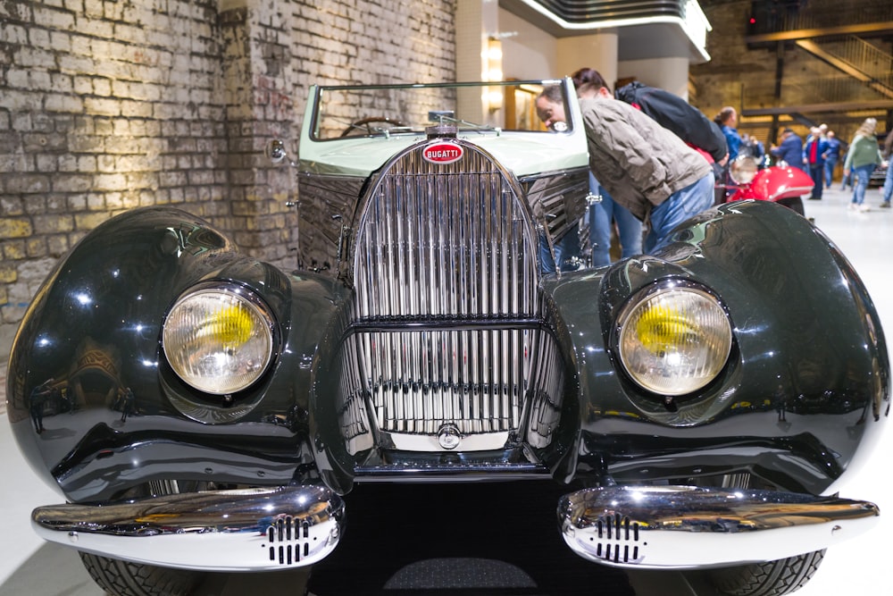 Un coche antiguo se exhibe en una exposición de coches