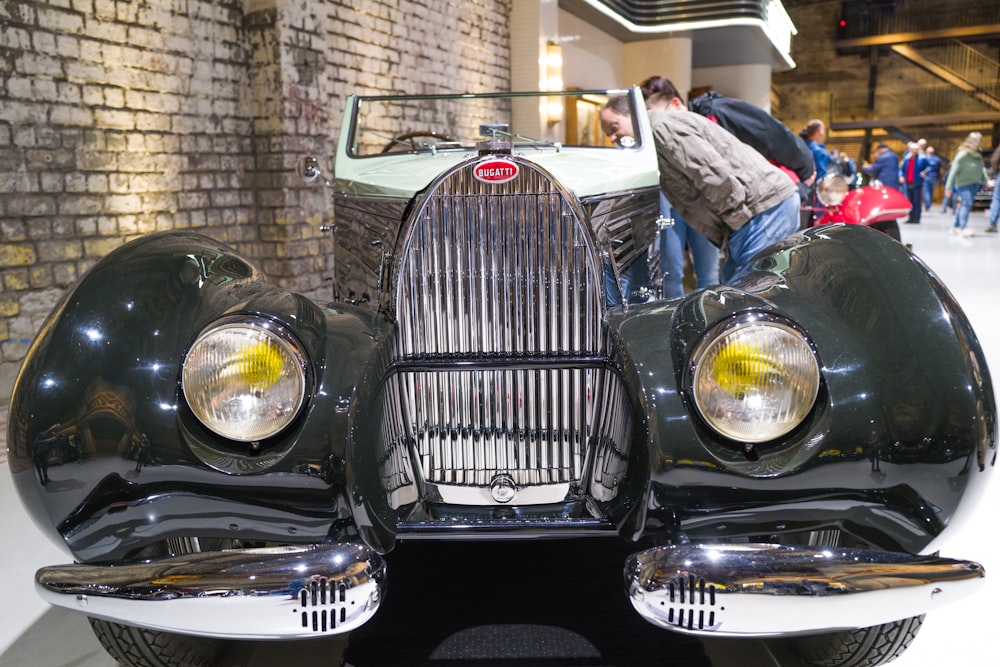 Un'auto d'epoca è in mostra a un salone dell'auto