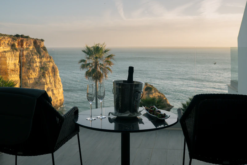 Best Solo Traveler Spots in Algarve: Where to Eat, Drink, and Connect