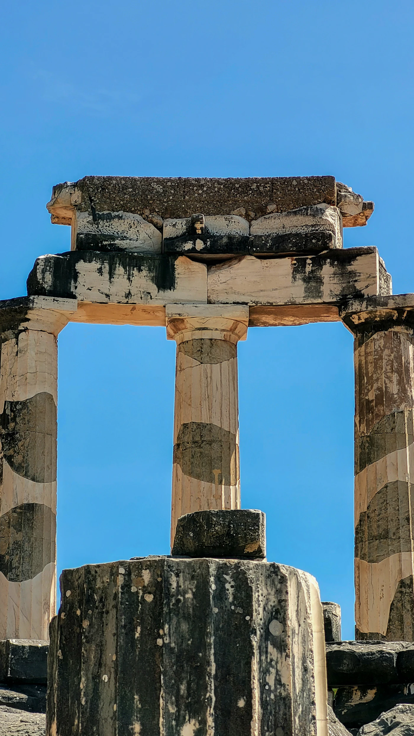 Columnas del santuario del oráculo de Delfos en la ladera del monte Parnaso, Grecia