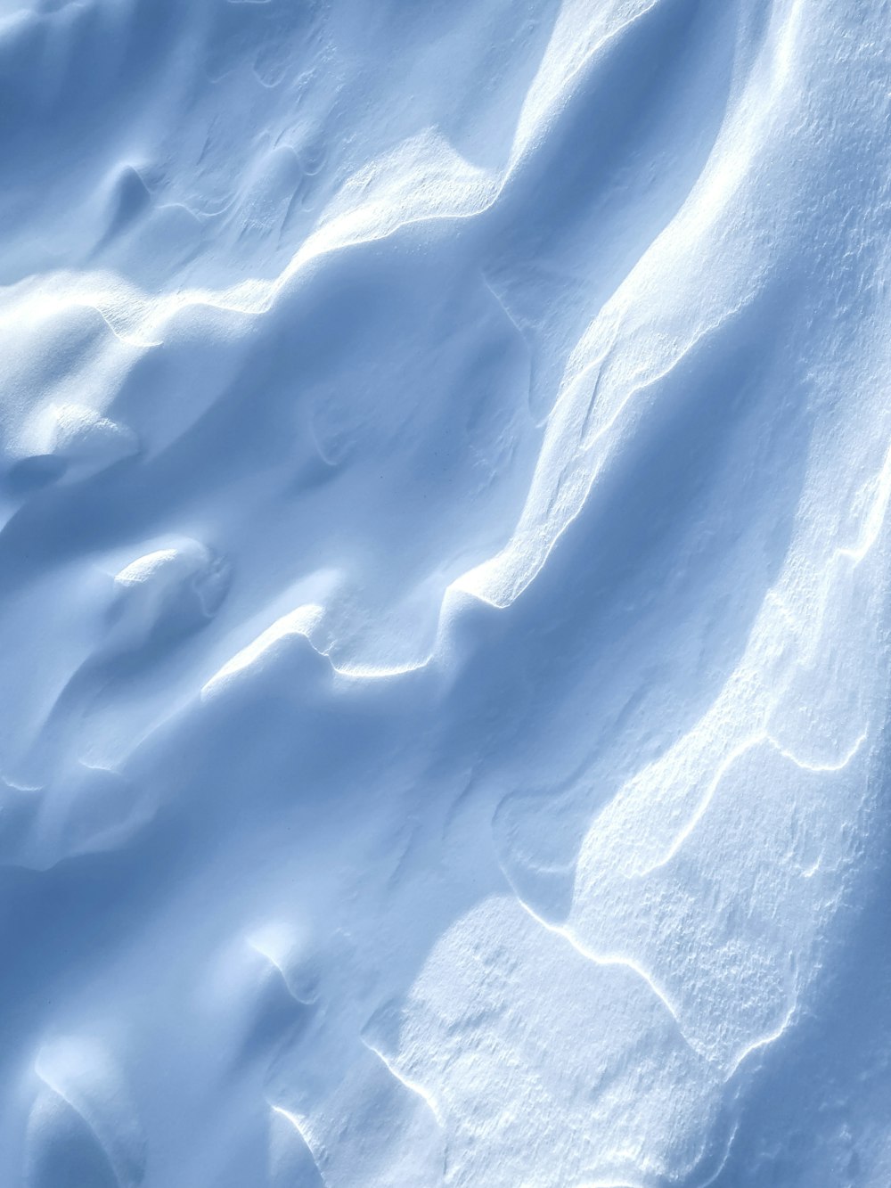 Un primo piano di una collina innevata