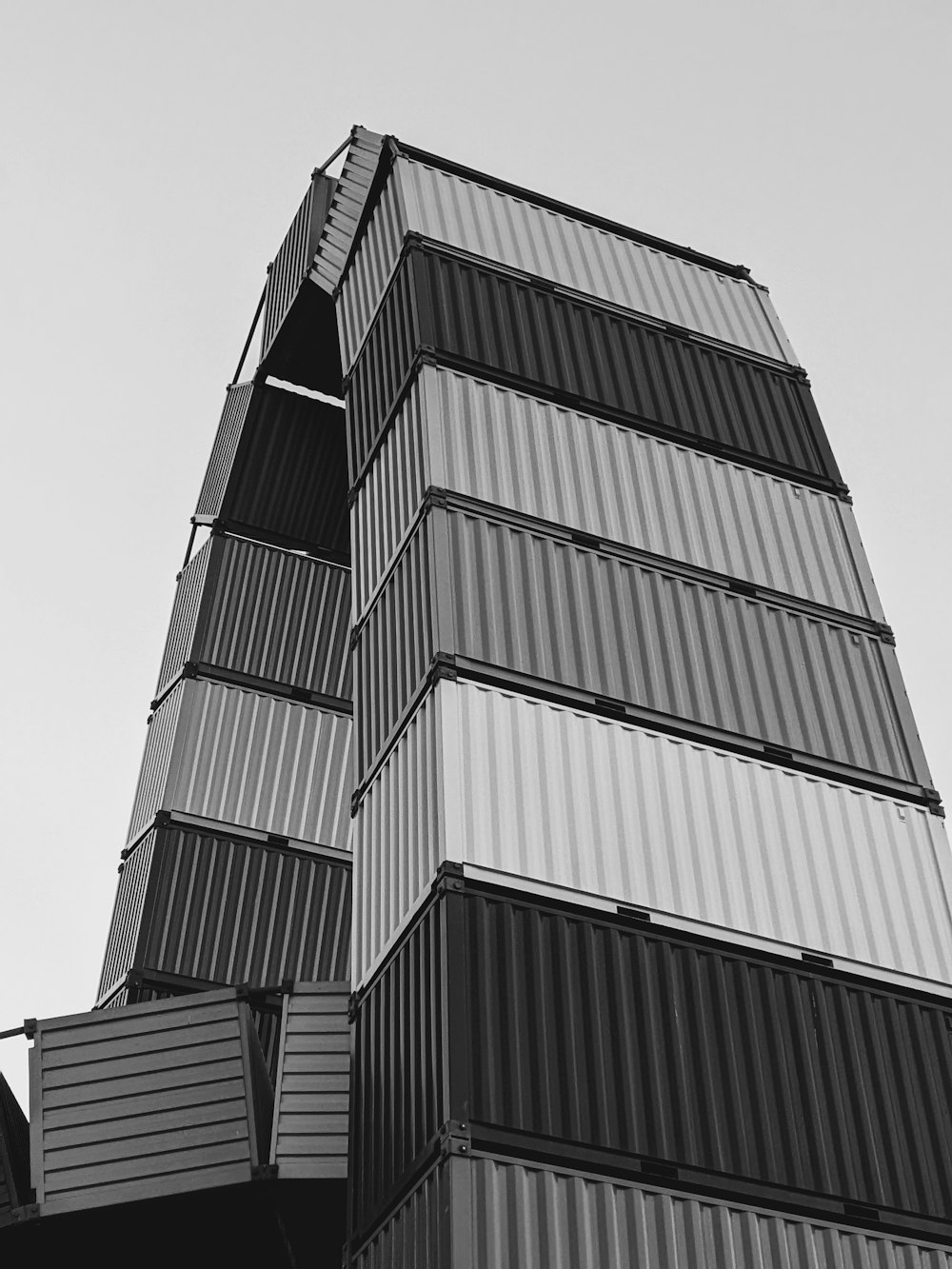 Una foto in bianco e nero di un edificio alto