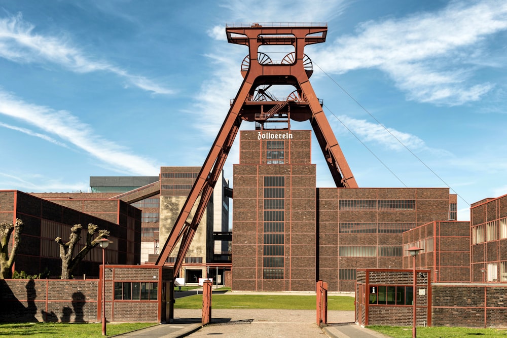 una torre alta con un reloj en la parte superior