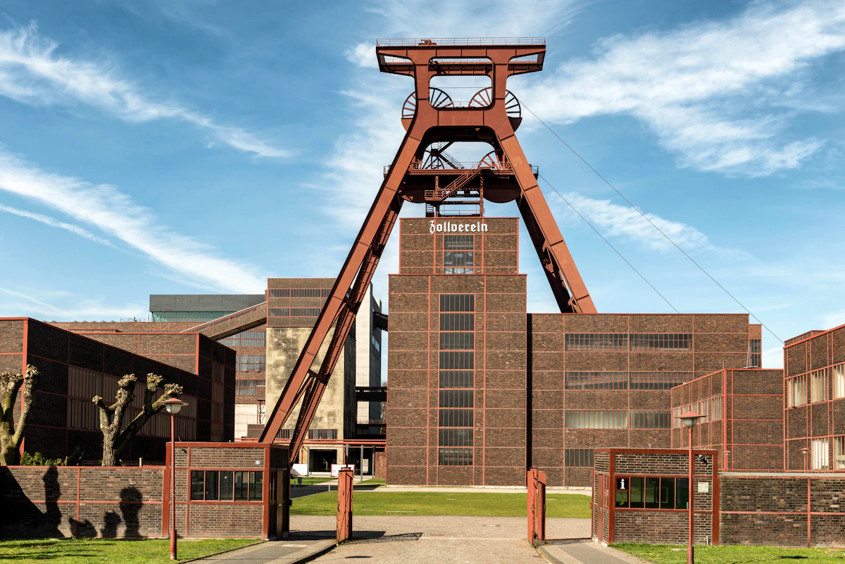 Förderturm der Zeche Zollverein in Essen unter blauem Himmel