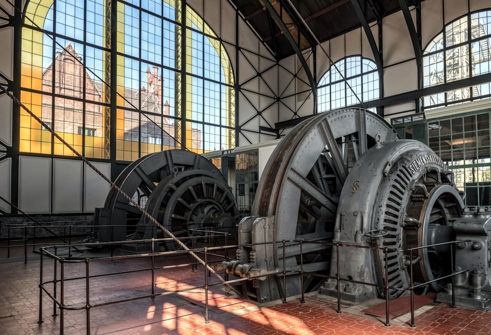 uma grande máquina de metal sentada dentro de um edifício