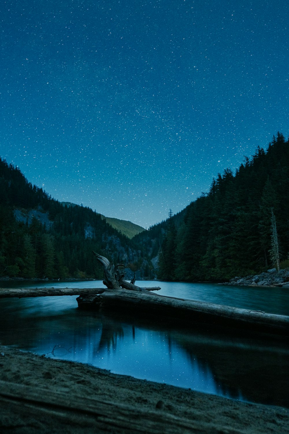 山の湖の夜空がライトアップされる