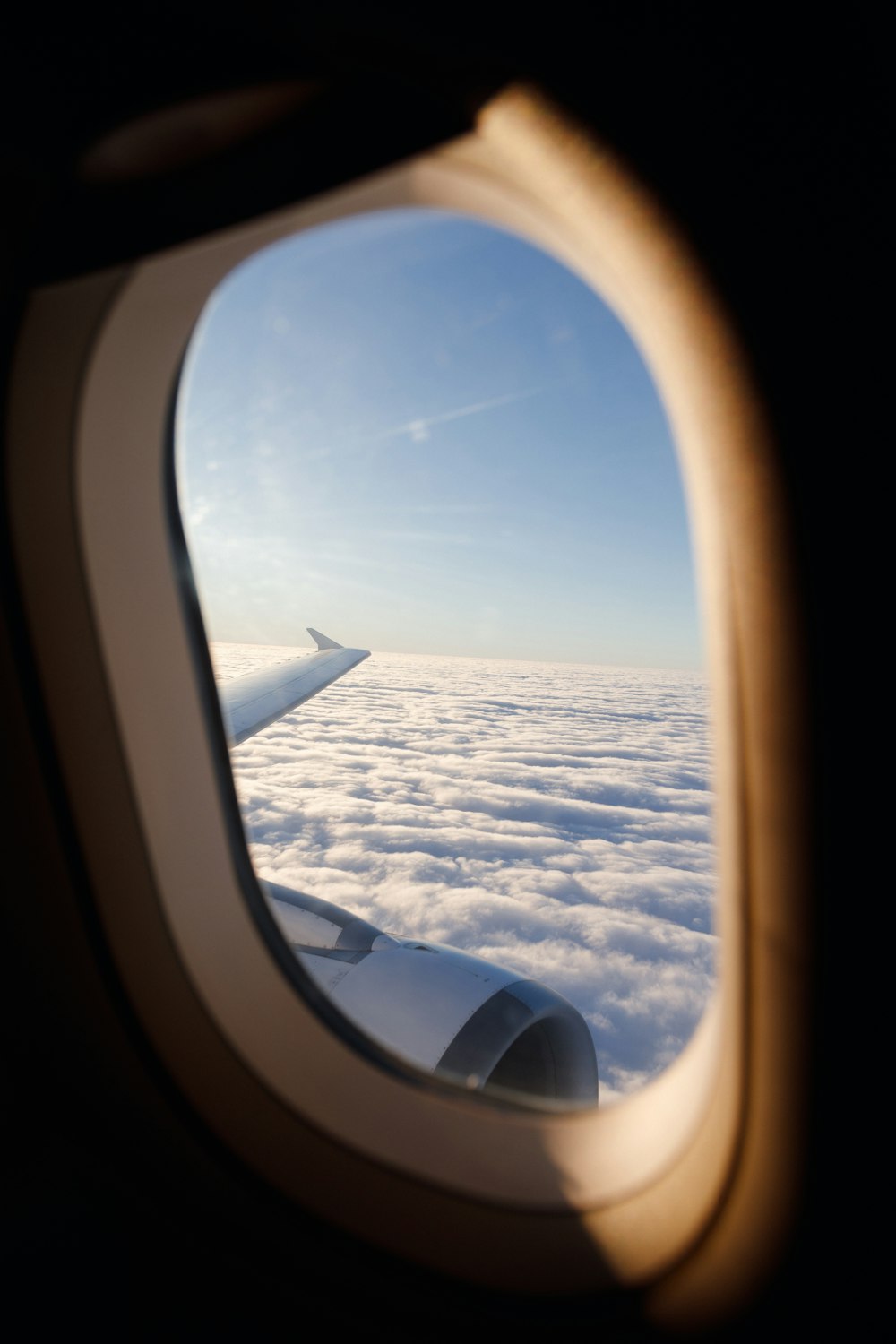 uma vista das nuvens a partir de uma janela de avião