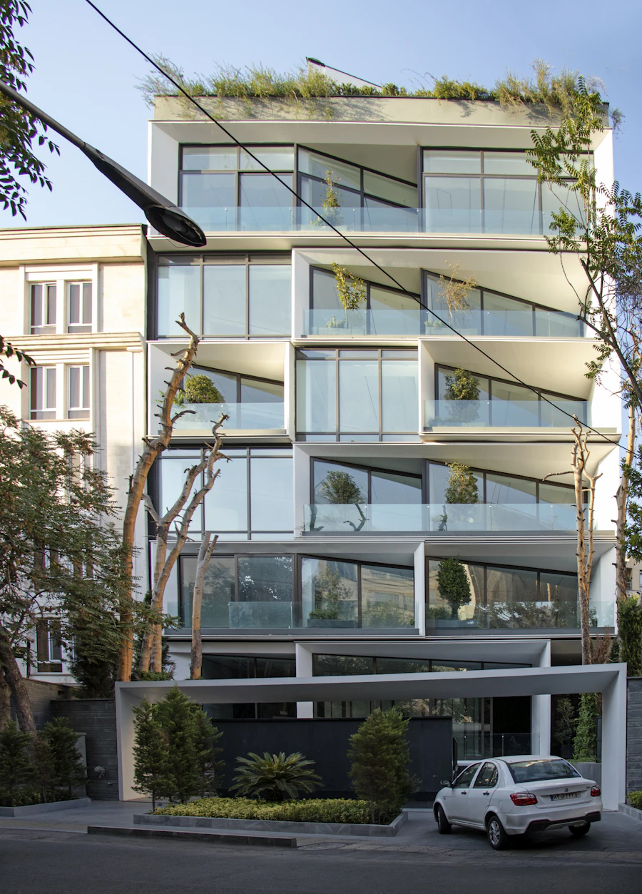 Moderne mehrstöckige Fassade eines Stadtgebäudes mit Glasbalkonen