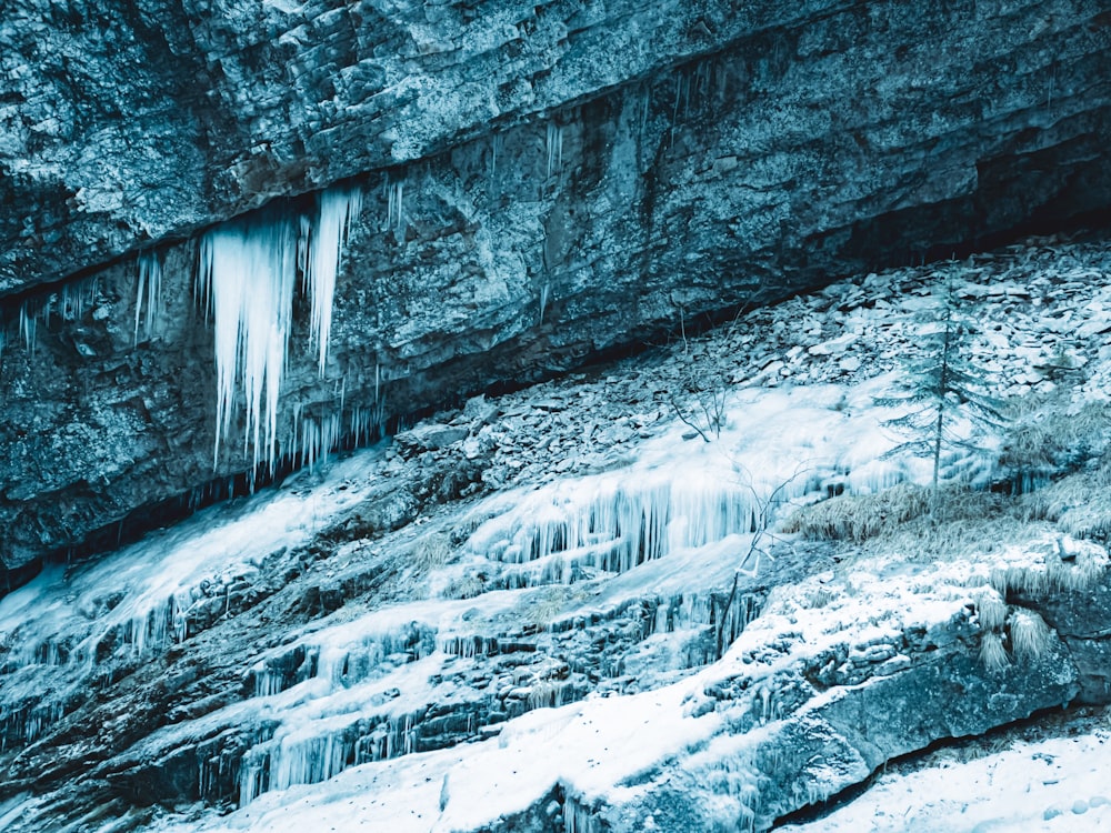 une cascade gelée avec des glaçons suspendus à ses côtés