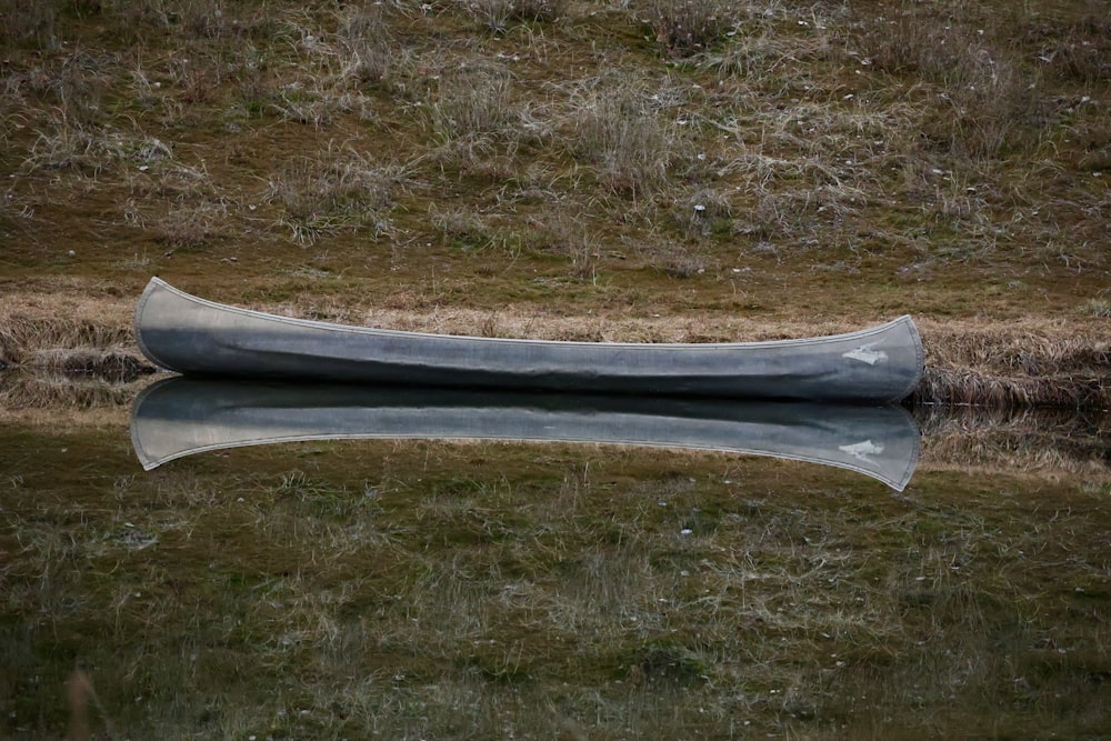 un canoë posé sur un plan d’eau ;