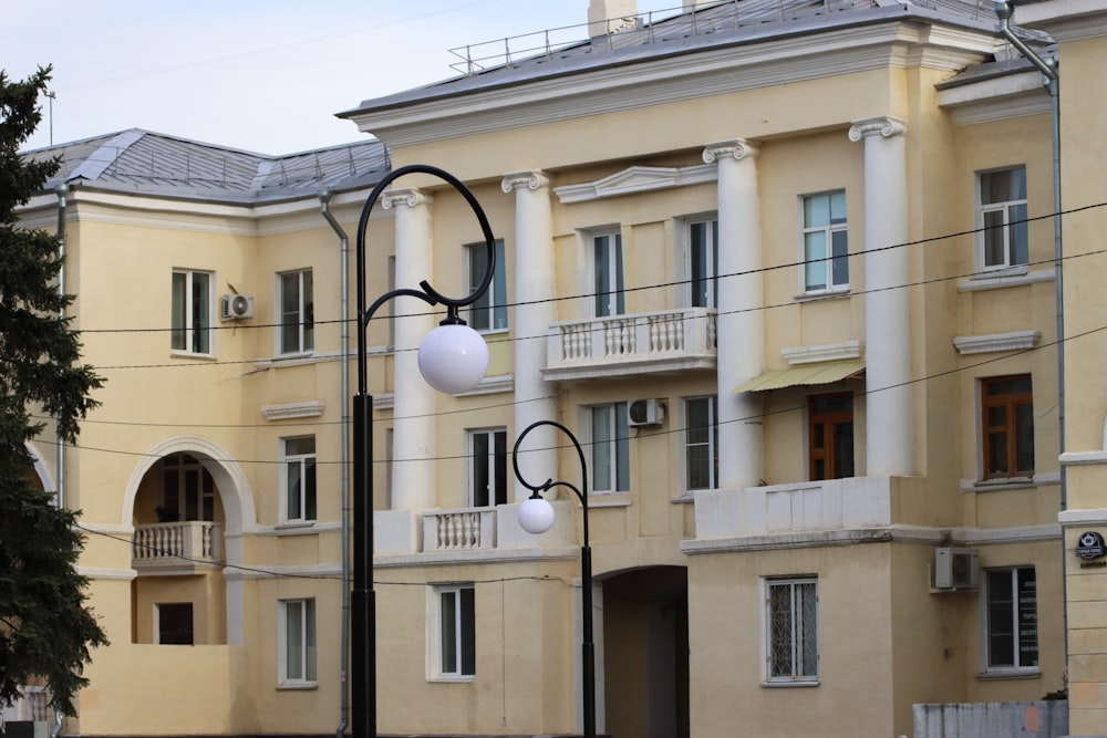 un lampione di fronte a un grande edificio