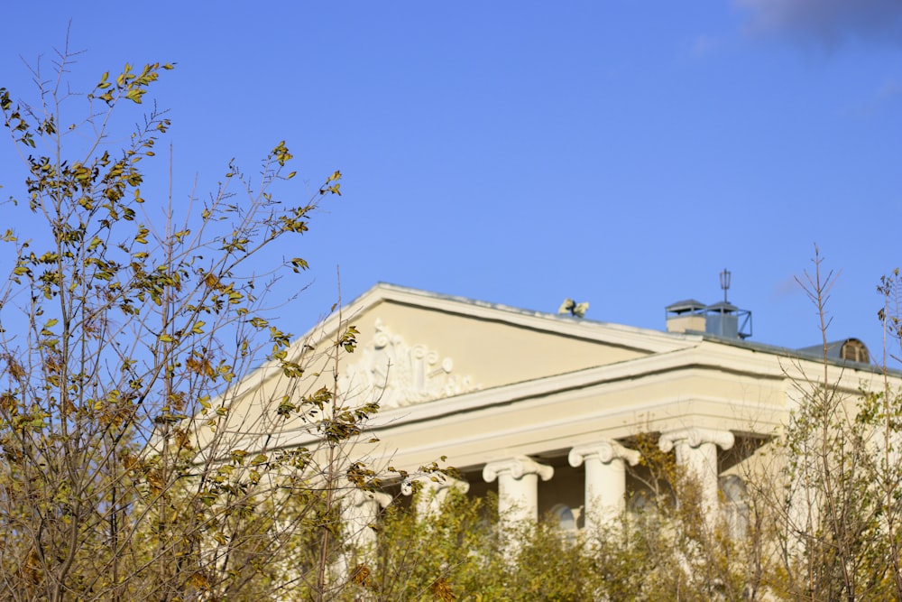 ein Gebäude mit einer Uhr auf dem Dach