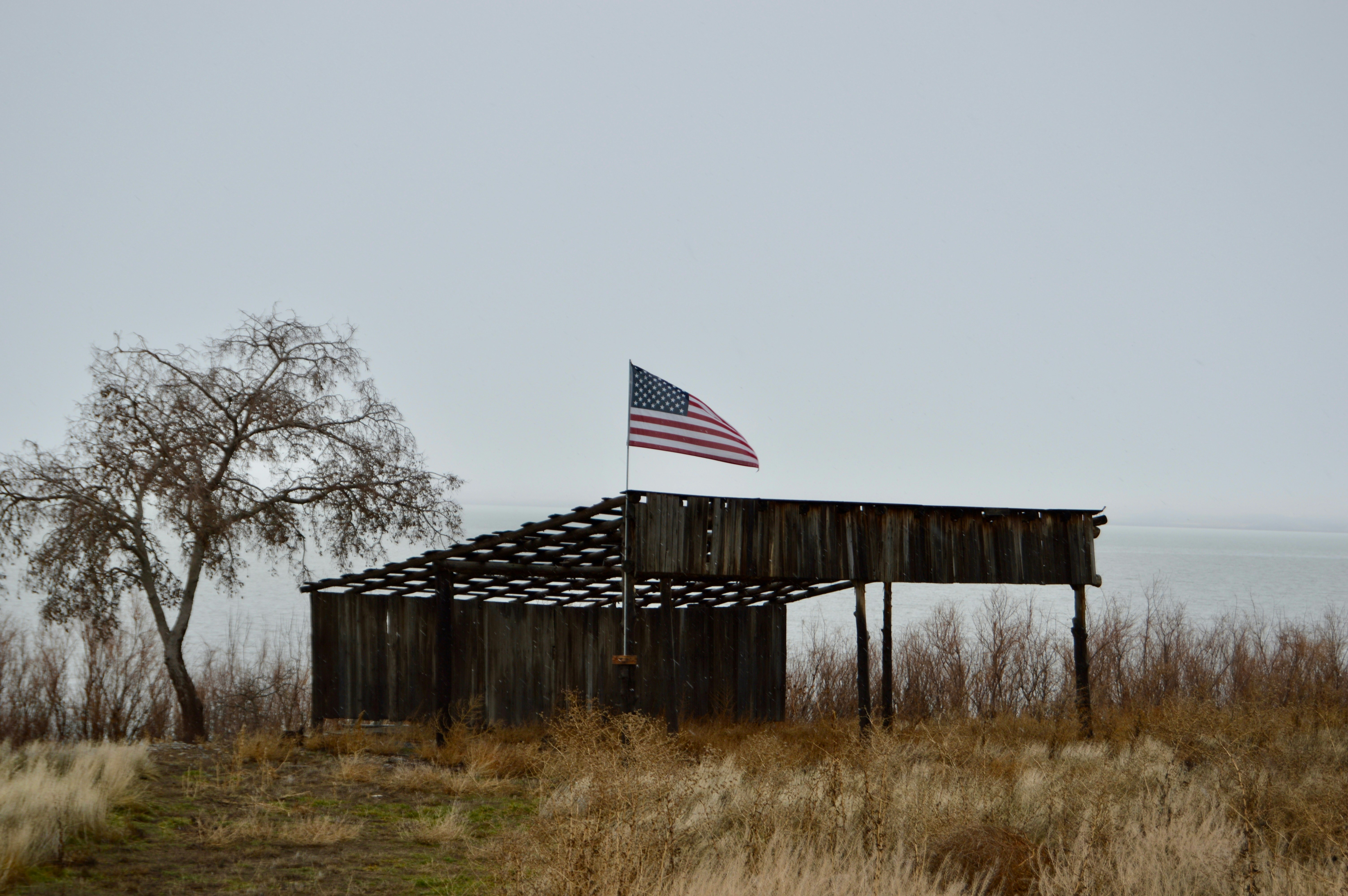 Una bandera estadounidense en la parte superior de una estructura de madera