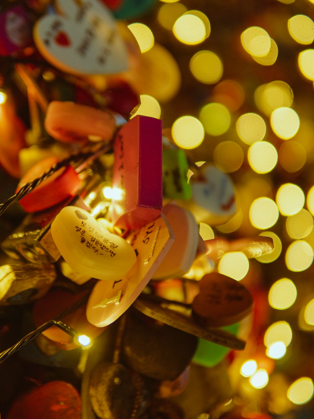 Un primo piano di un albero di Natale con luci sullo sfondo