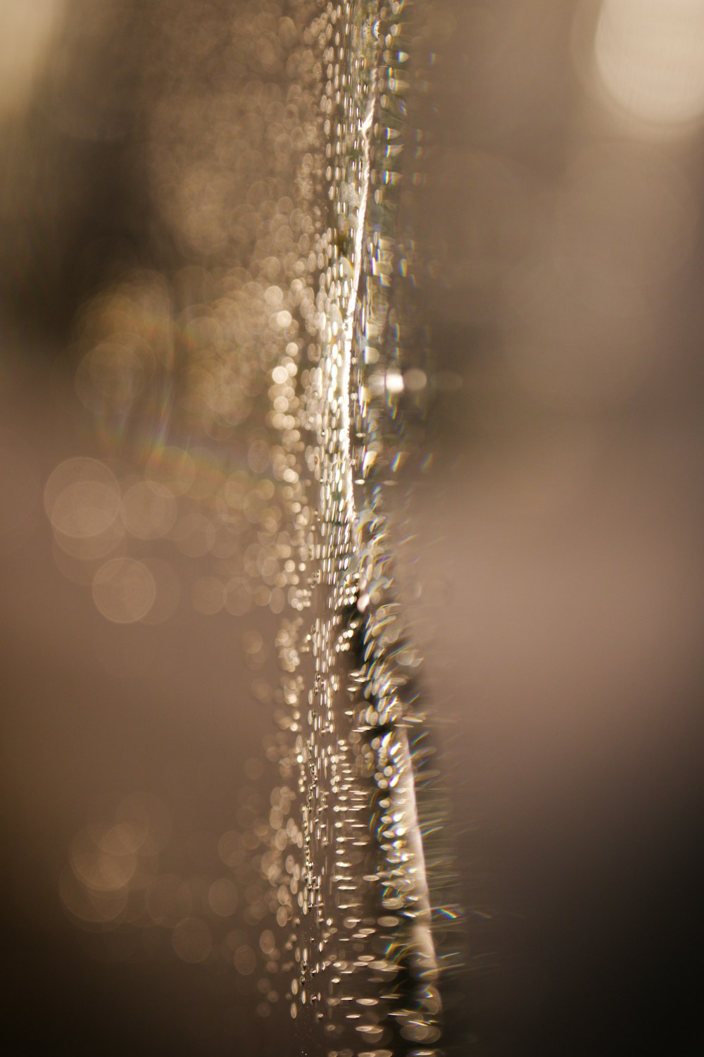 Eine Nahaufnahme von Wasser, das an der Seite eines Gebäudes herunterläuft