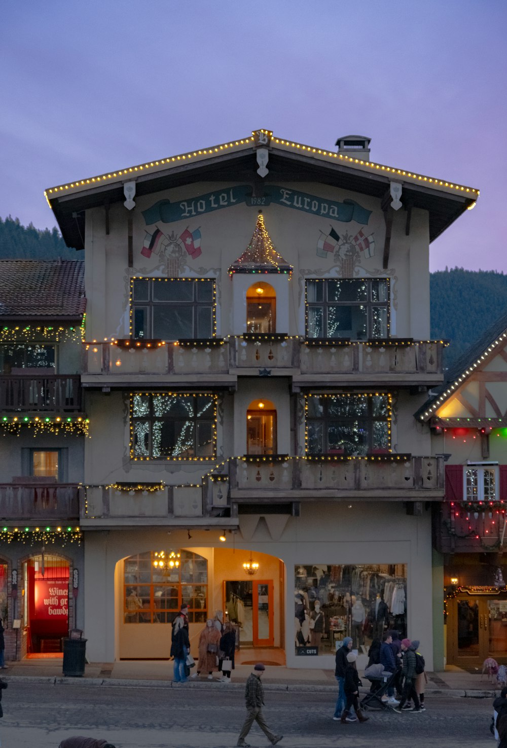 un grand bâtiment avec une horloge sur le devant