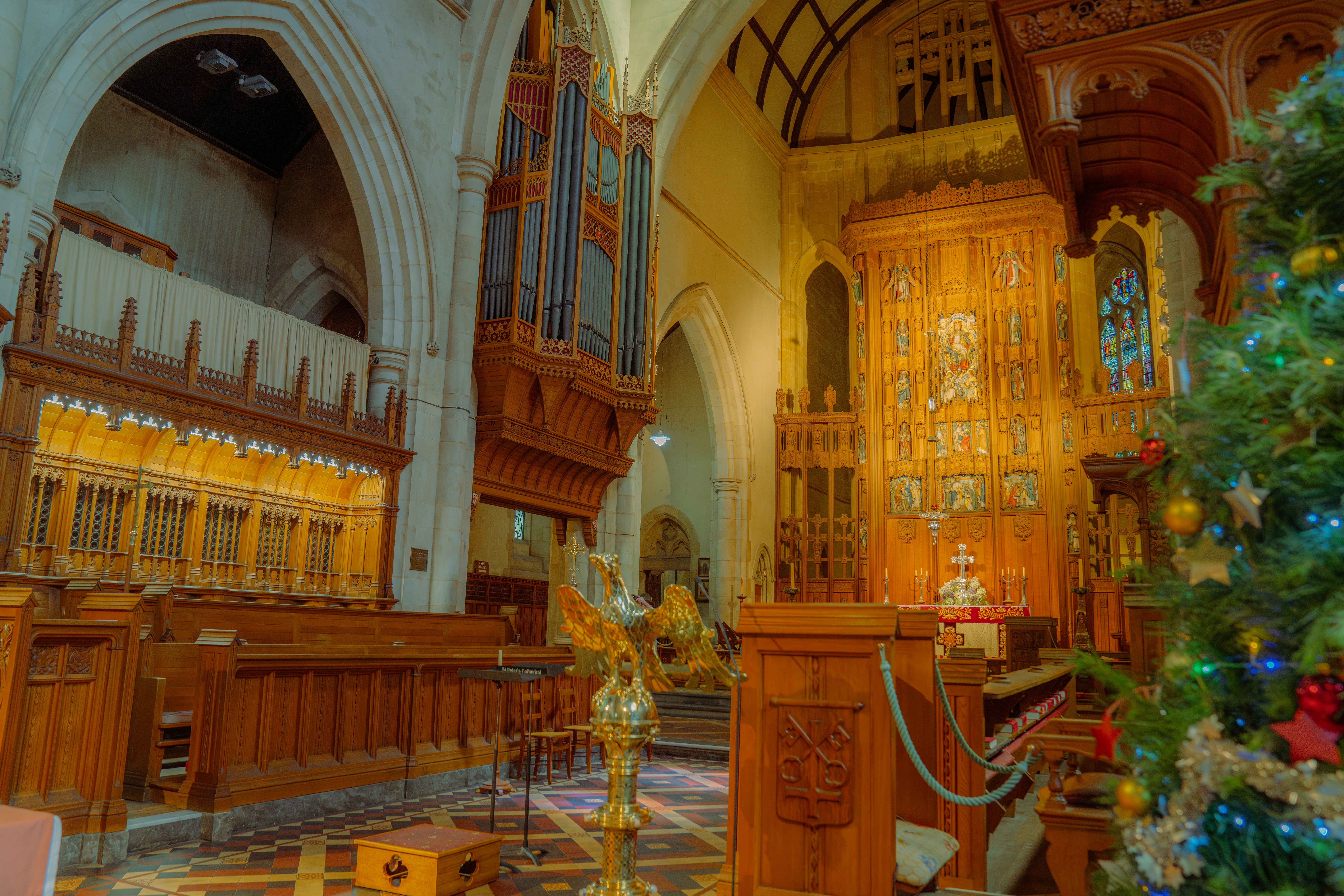 eine Kirche mit einem Weihnachtsbaum im Vordergrund