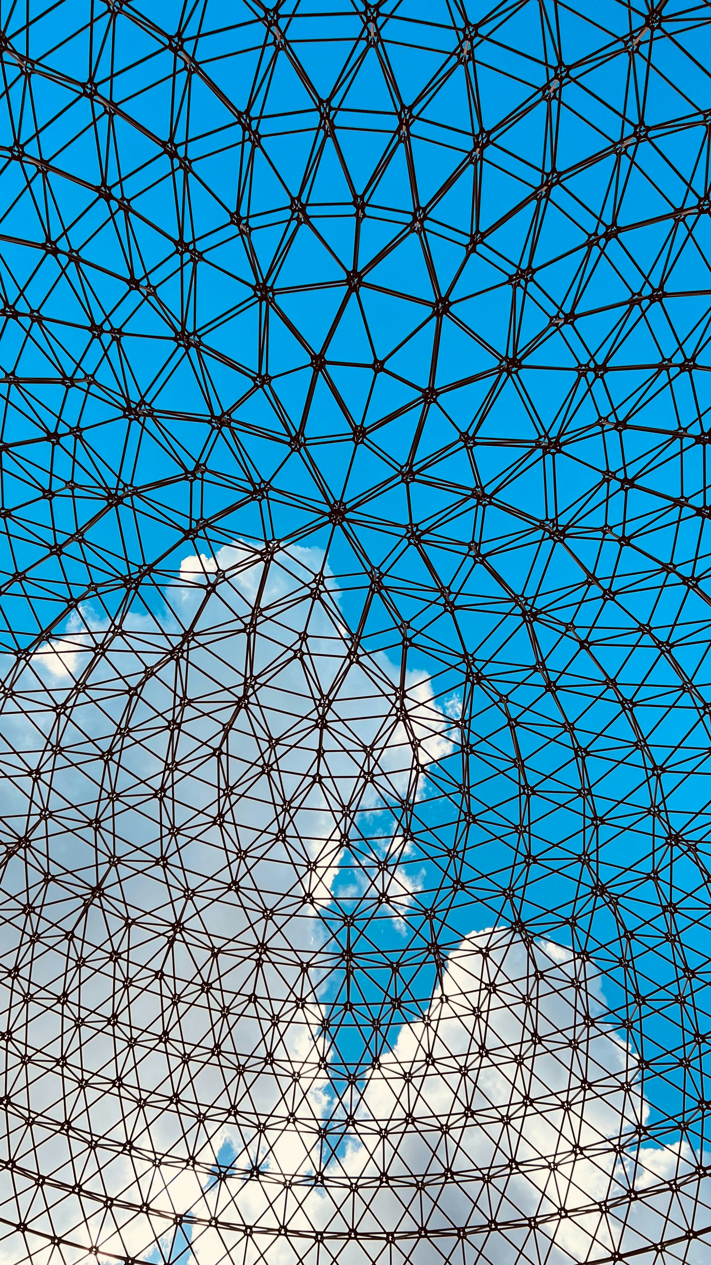 un aereo sta volando nel cielo blu