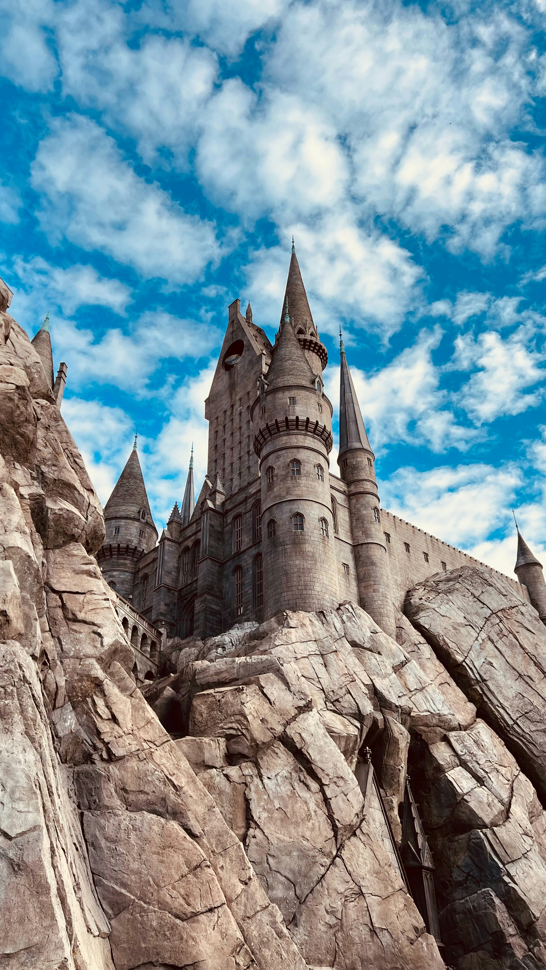 un castello in cima a una formazione rocciosa