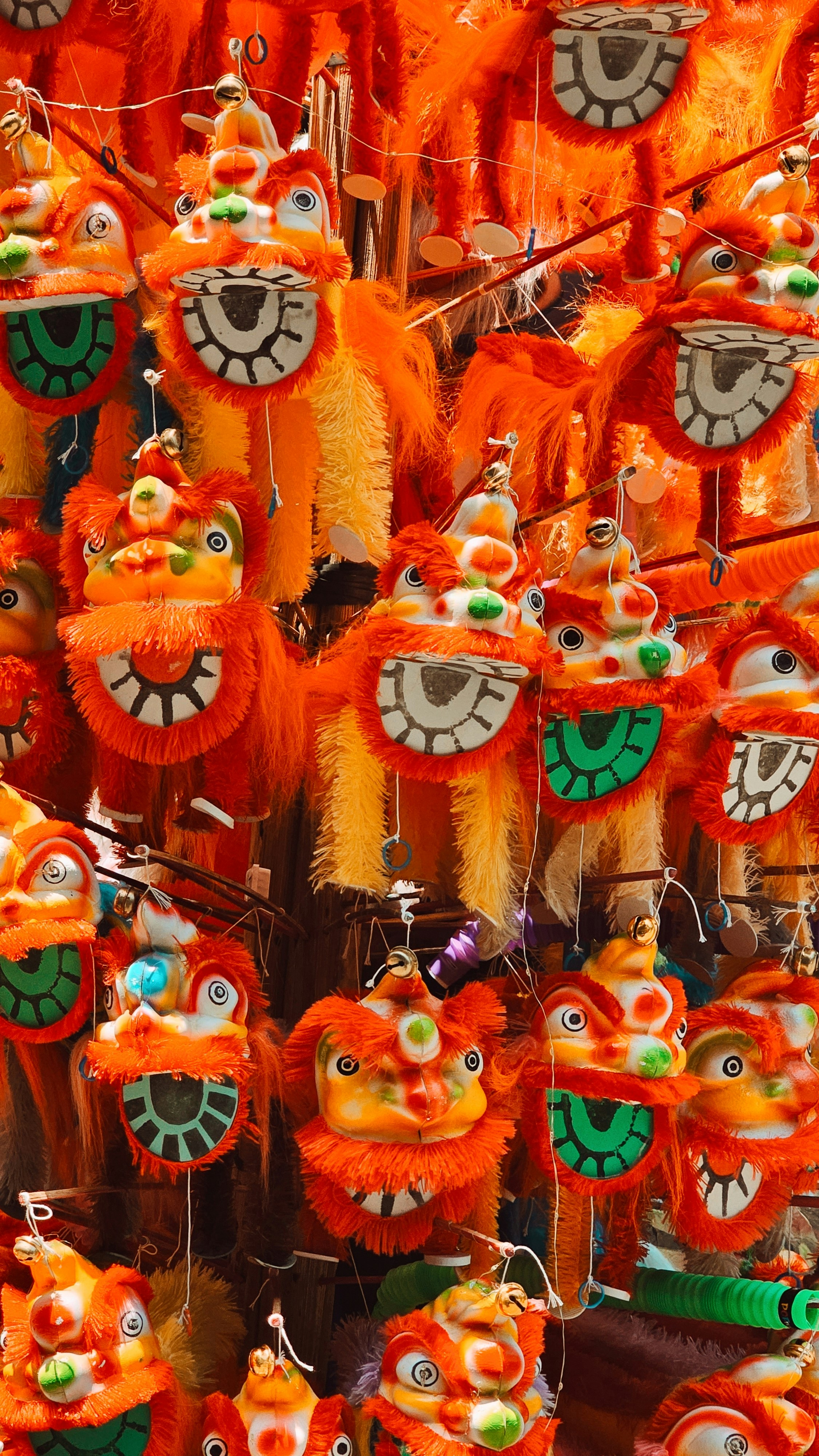 ein Haufen orangefarbener und gelber Dekorationen, die von einer Decke hängen