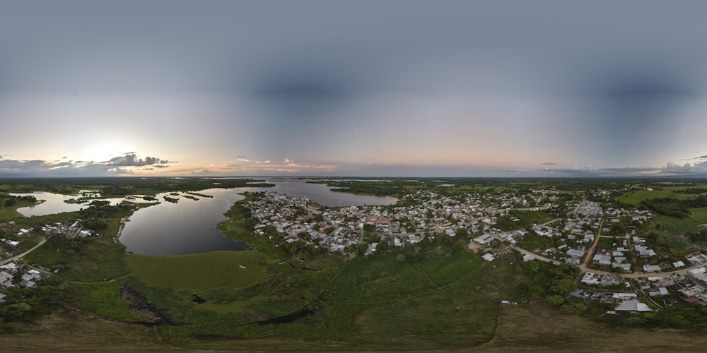 uma vista panorâmica de um lago e de uma cidade