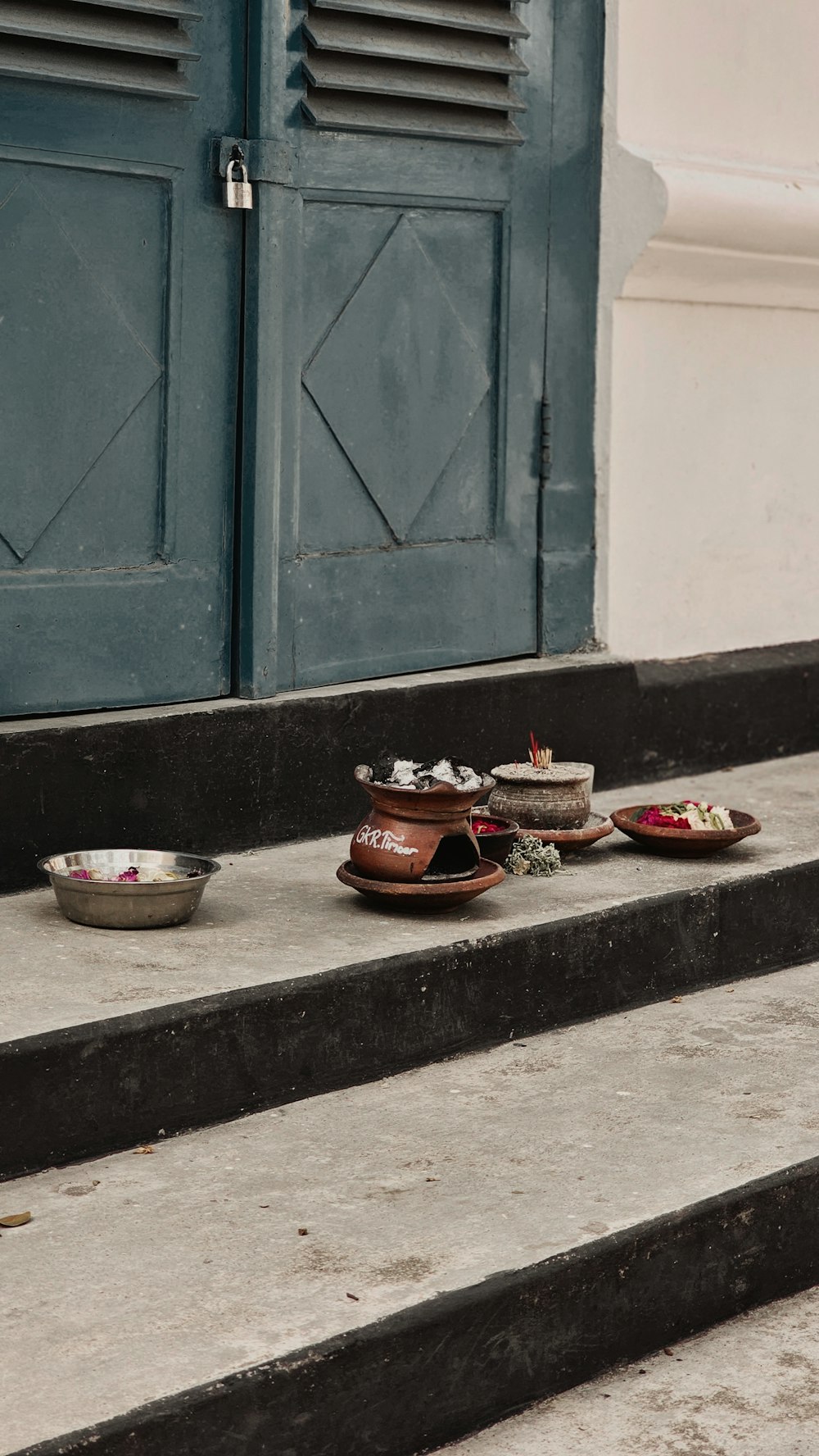 a pair of shoes sitting on the steps of a building