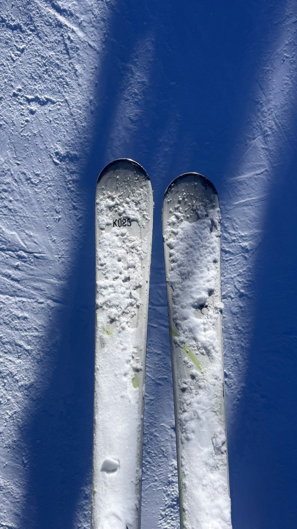 un paio di sci che spuntano dalla neve