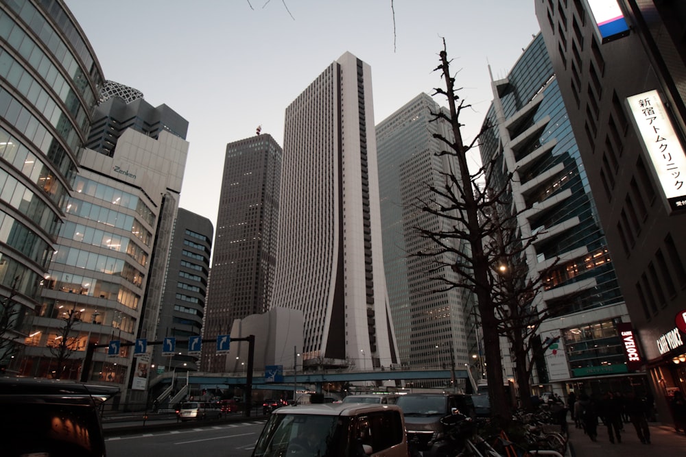 una calle de la ciudad con edificios altos al fondo