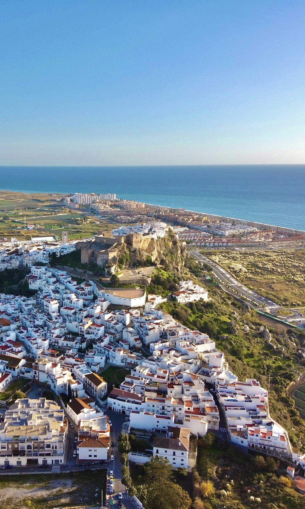 Una vista de pájaro de una ciudad junto al océano