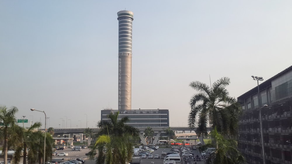 Ein sehr hoher Turm, der über einer Stadt voller Verkehr thront