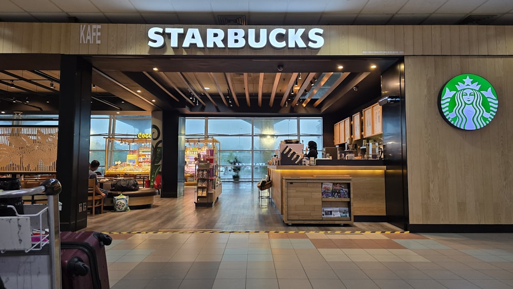 Una caffetteria Starbucks con un'insegna Starbucks sopra l'ingresso