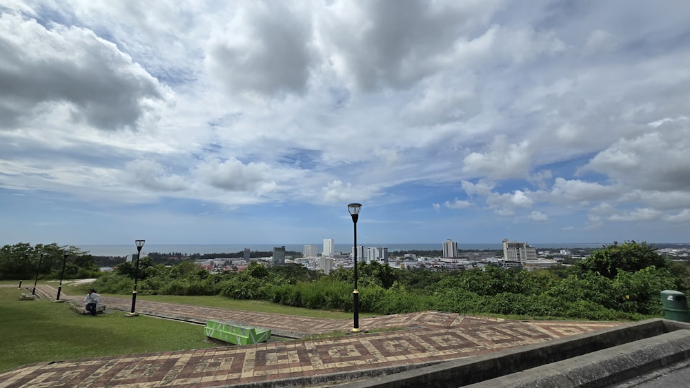 une vue d’une ville du haut d’une colline