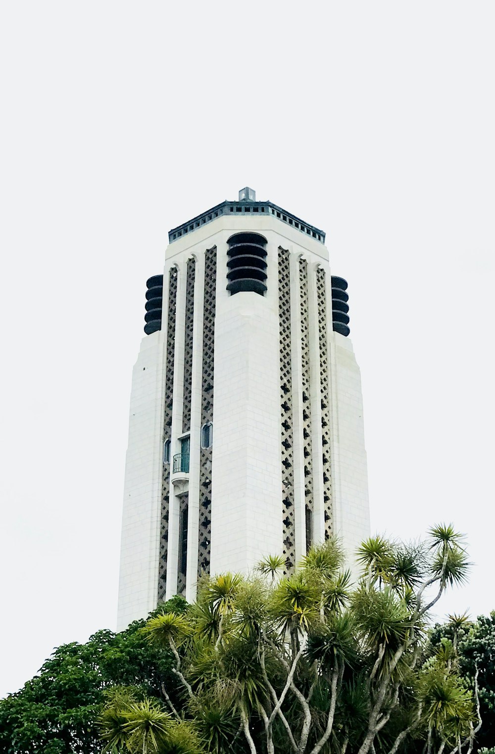 꼭대기에 시계가 있는 높은 흰색 건물