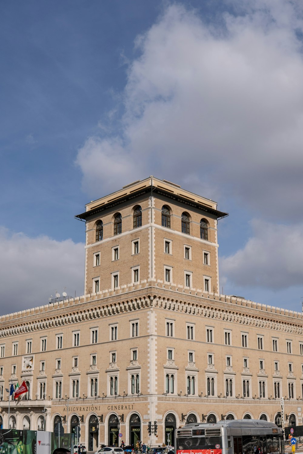 Un edificio muy alto con un reloj en la parte superior