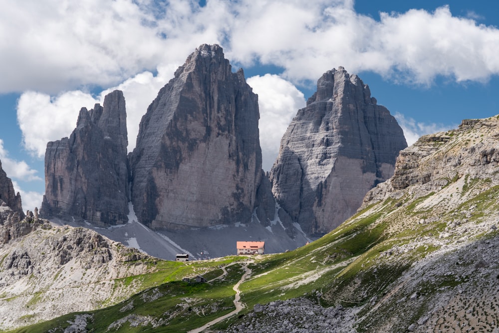 una catena montuosa con una casa in primo piano