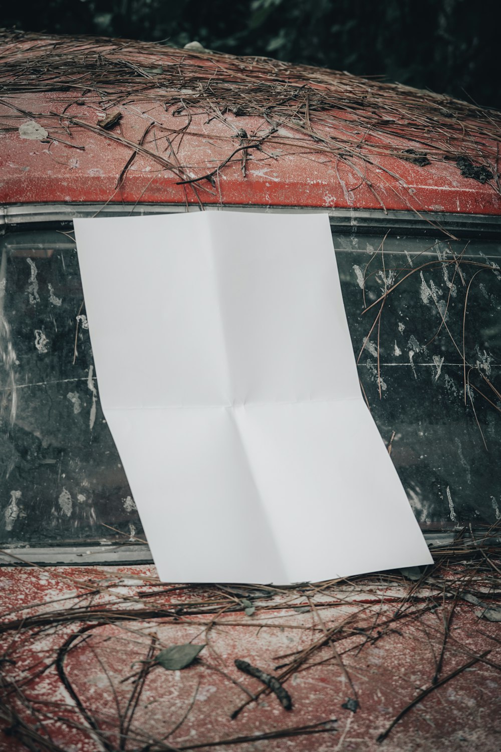 un morceau de papier collé sur le côté d’une voiture
