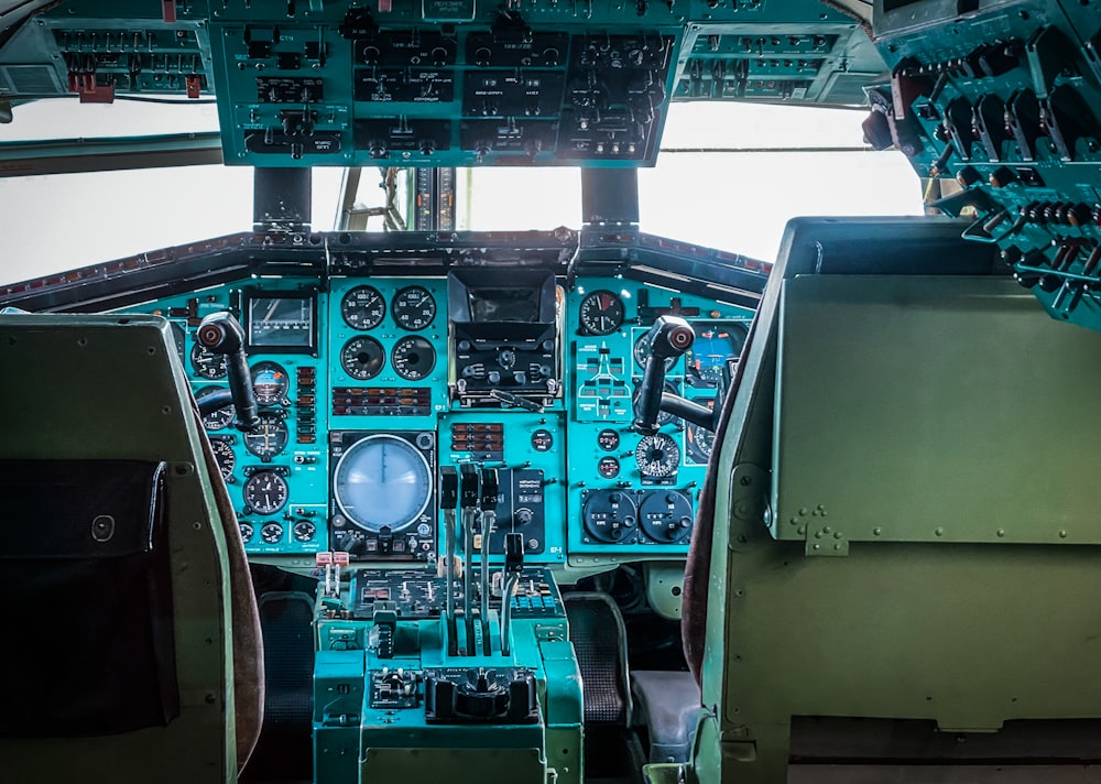 Una vista de la cabina de un avión