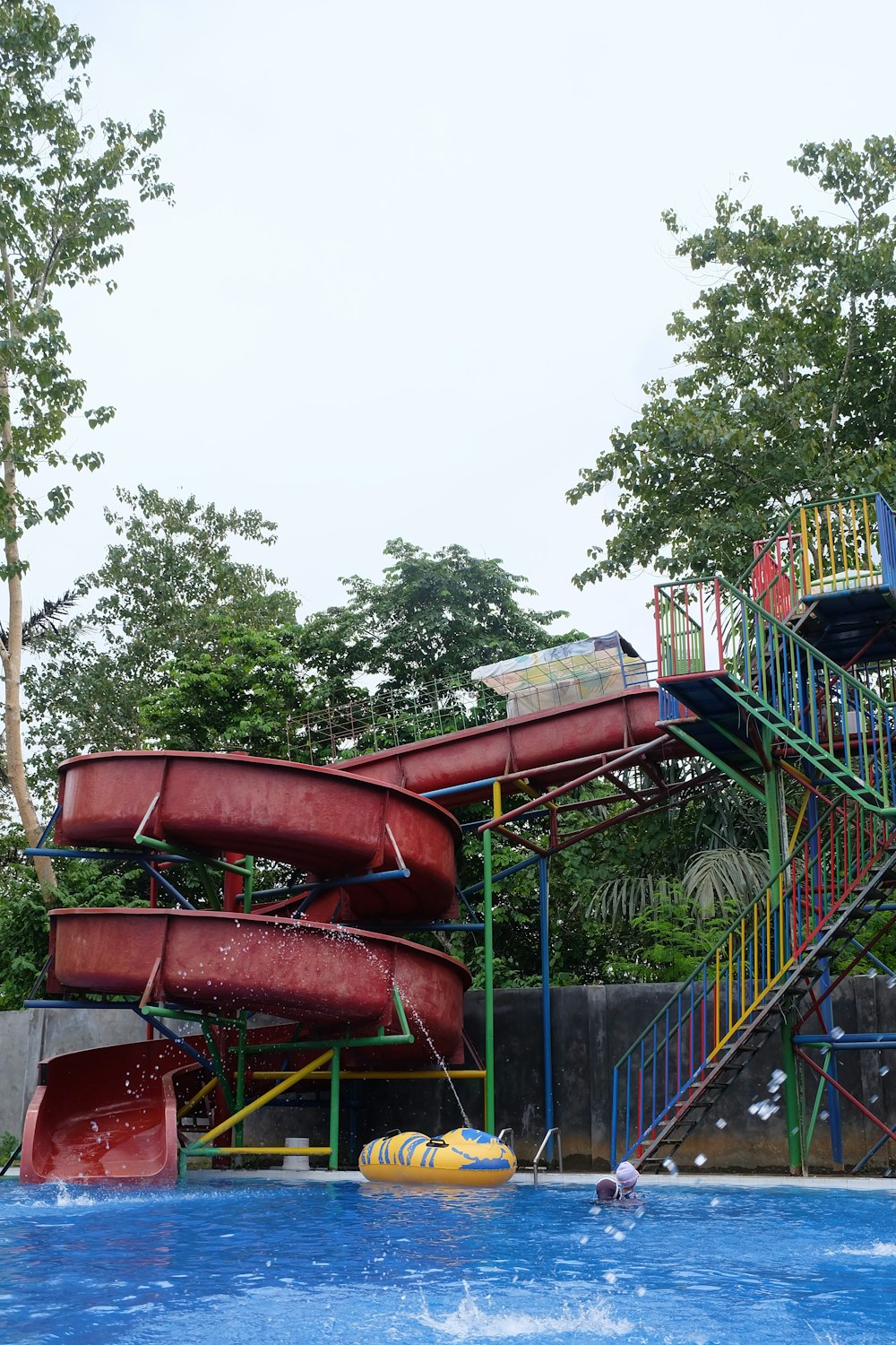 ein Wasserpark mit Wasserrutsche und Pool