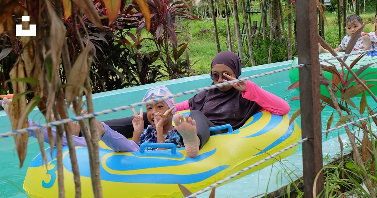 A group of people riding in an inflatable raft photo – Free Forest ...