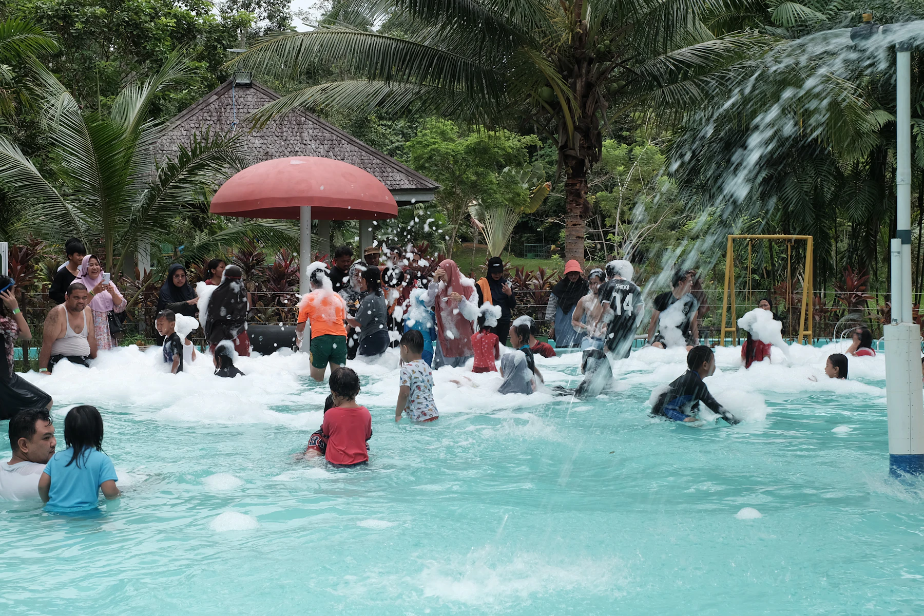 Chicos disfrutando del parque acuático