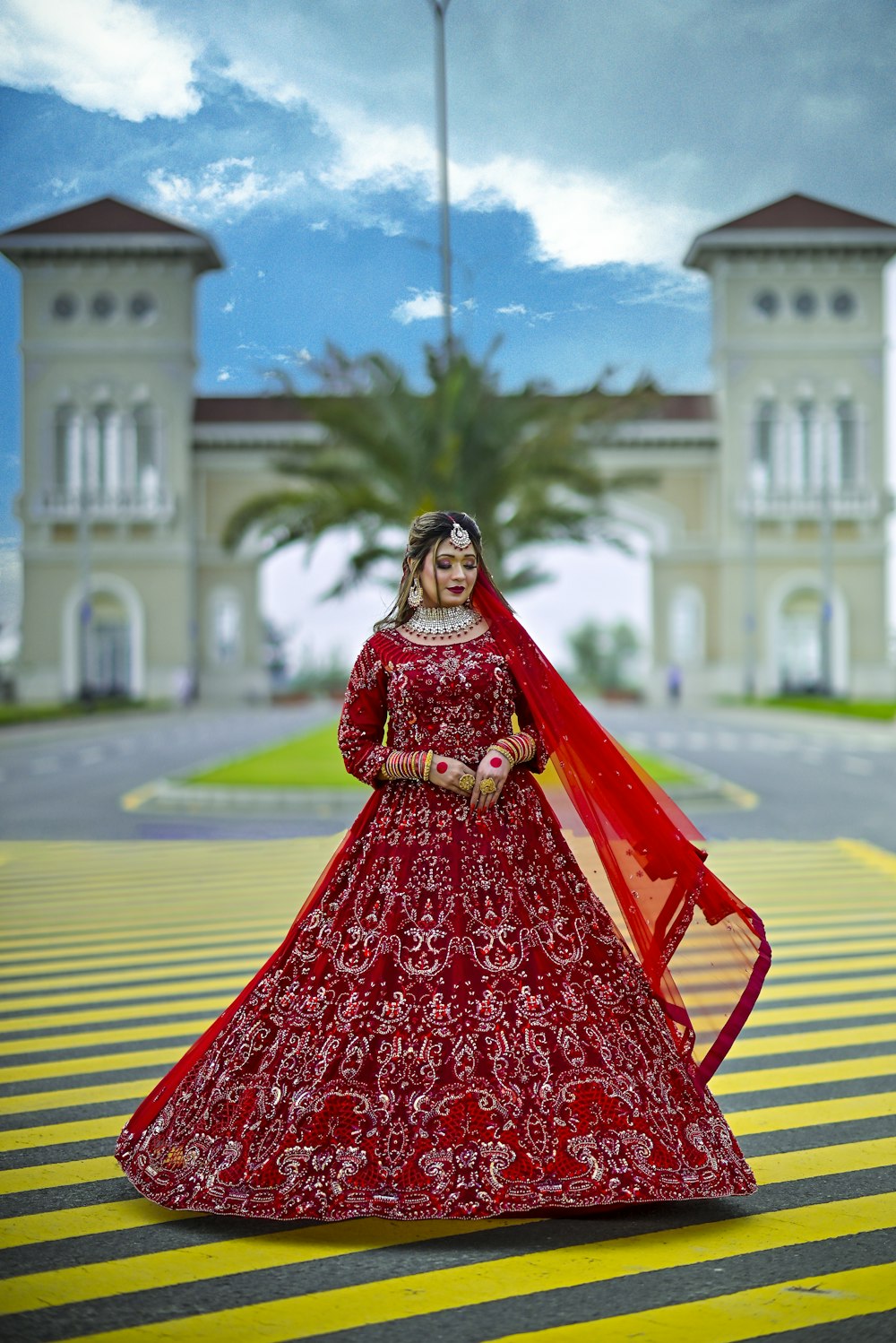 Eine Frau in einem roten Kleid posiert für ein Foto