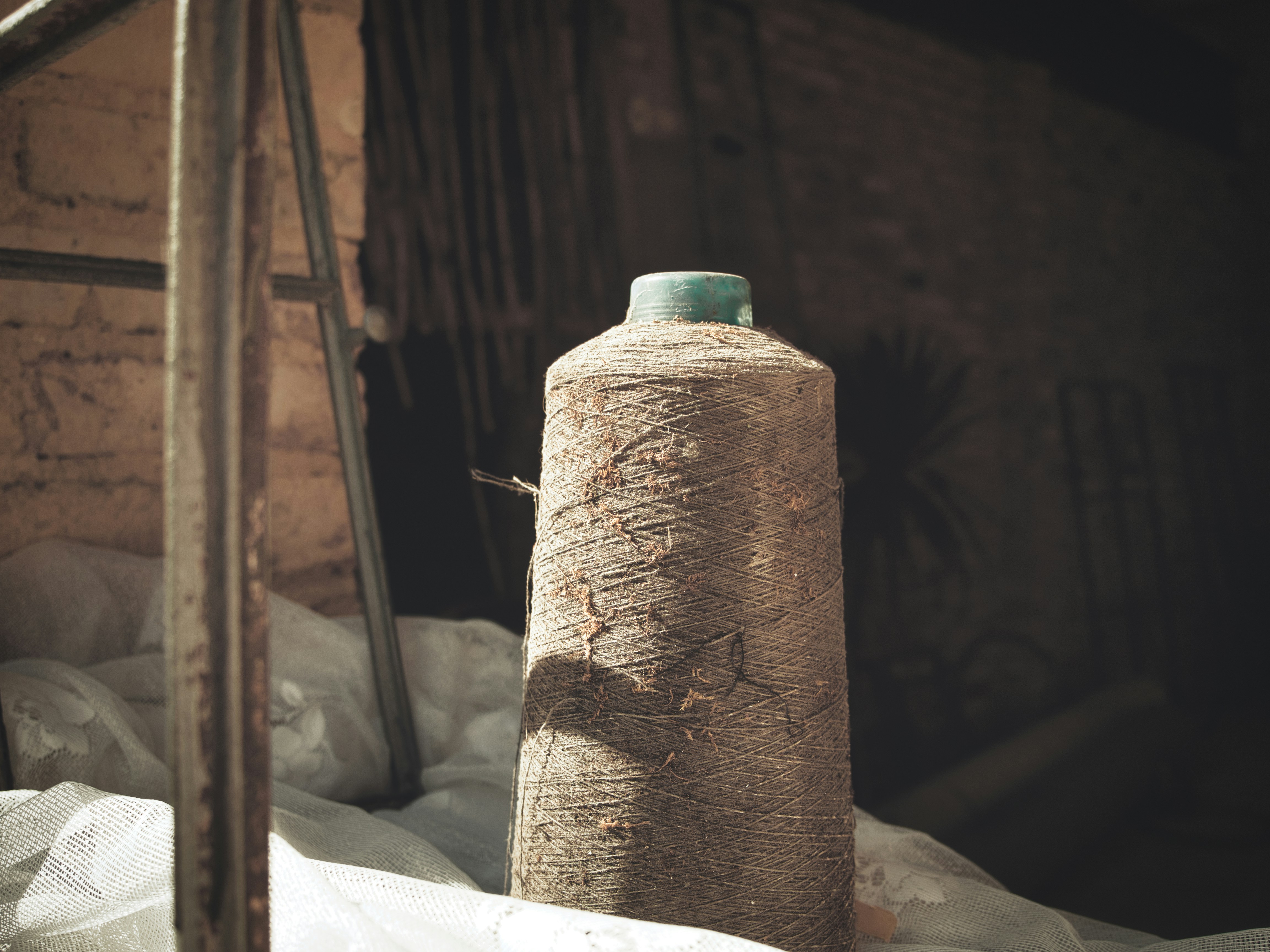 eine große Flasche, die auf einem Stapel Papier steht