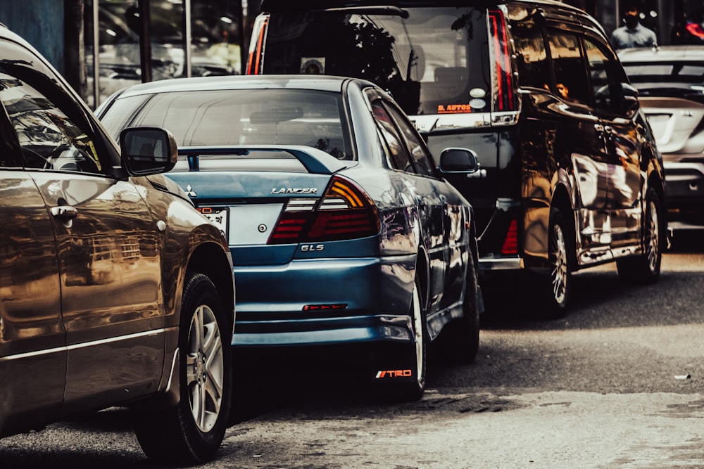 a group of cars that are sitting in the street