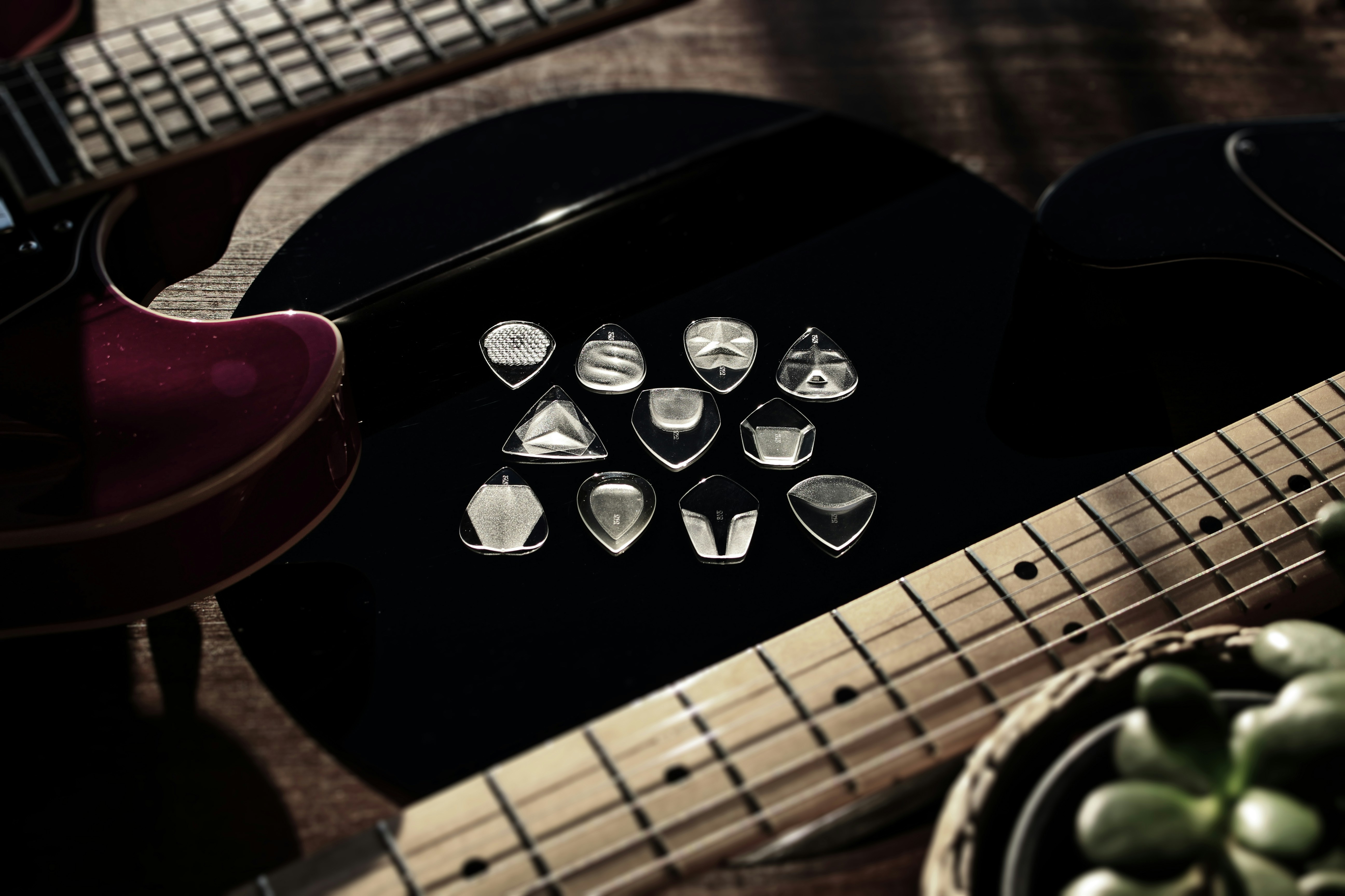 close-up gitar dan semangkuk buah